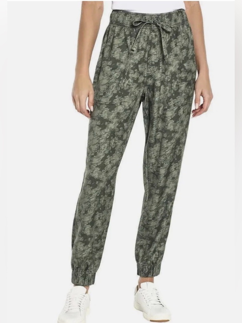 Orvis Women's Midweight Relaxed Fit Tencel Jogger Pants in Green Camo Size M